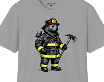 Może przedstawiać: Szary T-shirt z grafiką przedstawiającą niedźwiedzia ubranego w strój strażaka. Niedźwiedź ma na sobie czerwony hełm, żółto-czarny kombinezon strażacki i trzyma siekierę. Na koszulce nadrukowany jest napis "M-SHIRTS".