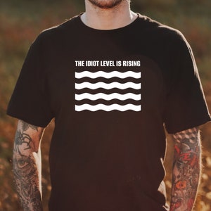 Idiot Level Rising Human-ontworpen T-shirt - Geestig Statement Tee met waterpictogram / Unisex Softstyle T-shirt