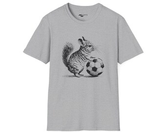 Op de afbeelding: Een grijs T-shirt met een zwart-witte illustratie van een chinchilla die een voetbal vasthoudt.