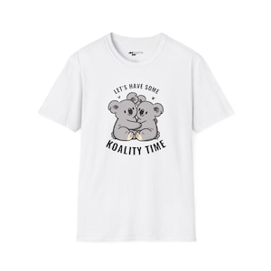 コアラ抱きしめるユニセックスTシャツ、かわいい漫画のクマ、コアリティタイムを過ごしましょう、動物愛好家へのギフト、グラフィックTシャツ、面白い動物シャツ