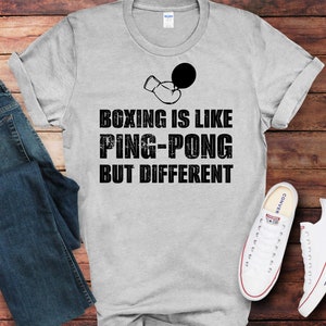 Maglietta da boxe e ping pong - Design unico Sport Fusion - Per gli appassionati di entrambi i giochi/T-shirt softstyle unisex