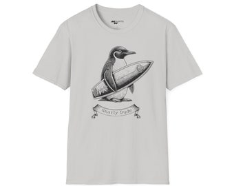 Gnarly Dude Surfing Pinguin T-Shirt - Kupfer Gravur Stil / Unisex Softstyle T-Shirt