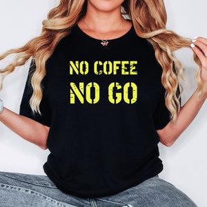 Pode incluir: Camiseta preta com texto amarelo que diz "NO COFFEE NO GO"