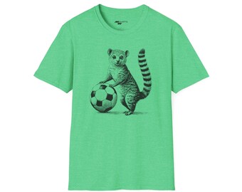 Op de afbeelding: Een groen T-shirt met een zwart-witte illustratie van een lemur die een voetbal vasthoudt.