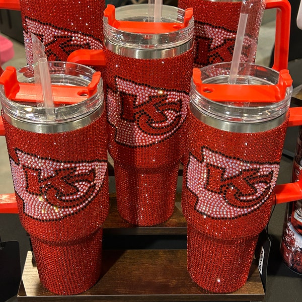 Vaso con diamantes de imitación de 40 oz de los Kansas City Chiefs, logotipo de punta de flecha de los Kansas City Chiefs en la parte delantera y trasera. Vaso Stanley Dupe KC Chiefs. Fútbol americano.