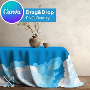 Puede incluir: Un mantel azul con un patrón de nubes blancas. El mantel está drapeado sobre una mesa con un jarrón de flores blancas y un tazón pequeño en la parte superior.