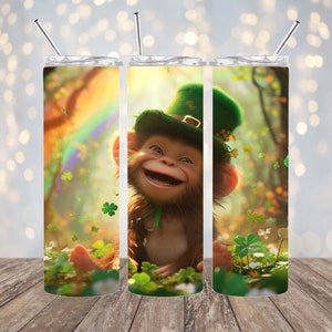 Può includere: Un set di tre bicchieri in acciaio inossidabile a tema San Patrizio. Ogni bicchiere presenta una scimmia sorridente con un cappello da folletto verde, circondata da trifogli e un arcobaleno. I bicchieri hanno una cannuccia d'argento.