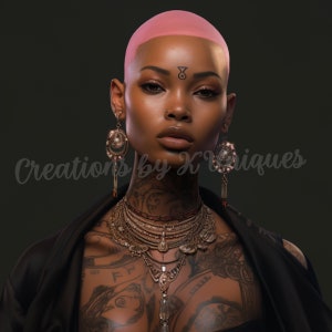 Könnte beinhalten: Eine Frau mit rasiertem Kopf und rosa Haaren, die eine schwarze Jacke und mehrere goldene Halsketten trägt. Sie hat ein Tattoo an Hals und Brust und trägt große goldene Ohrringe mit einem Perlenakzent.