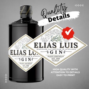 Pode incluir: Uma garrafa preta de gin com um r&oacute;tulo dourado que diz "Elias Luis Gin" e "Feliz Anivers&aacute;rio Est. 1986 88 Proof". O r&oacute;tulo tamb&eacute;m diz "Destilado e engarrafado na Esc&oacute;cia".