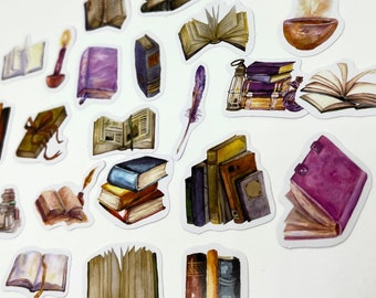 Op de afbeelding: Een verzameling aquarelstickers met boeken, kaarsen, veren en lantaarns. De stickers tonen verschillende boekstijlen, waaronder open en gesloten boeken, en stapels boeken in tinten bruin, paars en blauw.