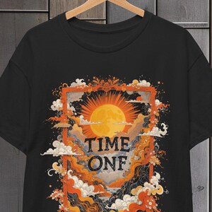 Puede incluir: Camiseta negra con un diseño gráfico de un sol y nubes en un marco con el texto "TIME ONF".