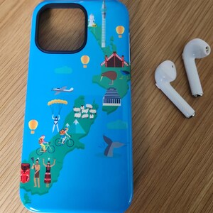 Funda exclusiva para teléfono con fauna de Nueva Zelanda: funda premium resistente para iPhone 14, 15 y 16. Mapa y collage de animales "I Love NZ". Regalo único de recuerdo de Nueva Zelanda.