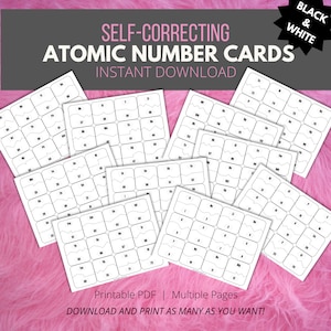Puede incluir: Cartas de números atómicos autocorrectivas imprimibles en blanco y negro. Las cartas están dispuestas en una cuadrícula sobre una superficie rosa. El texto "Printable PDF | Multiple Pages" y "DOWNLOAD AND PRINT AS MANY AS YOU WANT!" está en la parte inferior de la imagen.