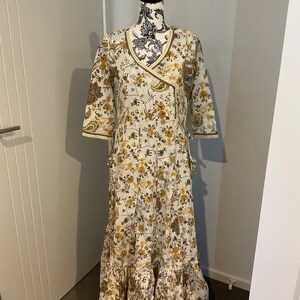 Abstraktes Blumen Anarkali Kleid | Indische ethnische festliche Kleidung