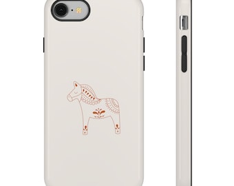 Puede incluir: Una funda de iPhone blanca con un contorno marrón de un caballo Dala sueco tradicional. El caballo está decorado con intrincados patrones.