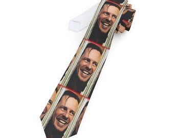 Cravatta personalizzata "Ecco Johnny": immortalati nella scena più spaventosa della storia del cinema con Jack Torrance che sorride attraverso la porta del bagno