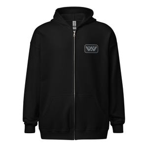 Può includere: Felpa con cappuccio nera con cerniera e un logo ricamato grigio sul petto sinistro. Il logo è una lettera "W" stilizzata all'interno di un rettangolo.