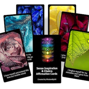 Könnte beinhalten: Ein Set von Affirmationskarten mit Bildern von Rosen, Blättern und abstrakter Kunst. Die Karten enthalten inspirierende Zitate und den Text "Sense Inspiration & Chakra Affirmation Cards" und "Created by WisdomByKK".
