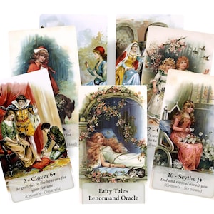 Może przedstawiać: Zestaw kart Fairy Tales Lenormand Oracle w stylu vintage. Każda karta zawiera inną ilustrację z tekstem, w tym "2 - Clover 6+" i "10 - Scythe J". Karty mają białą obwódkę i są ułożone na białym tle.