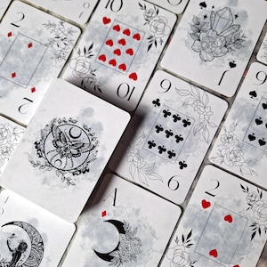 Naipes Esotéricos: 54 cartas místicas adornadas con símbolos sagrados