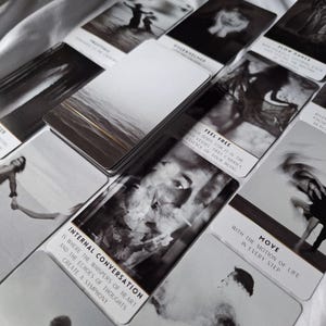 Intuition Schwarz-Weiß-Handbuch – 55 Karten der Schatten- und Licht-Weisheit