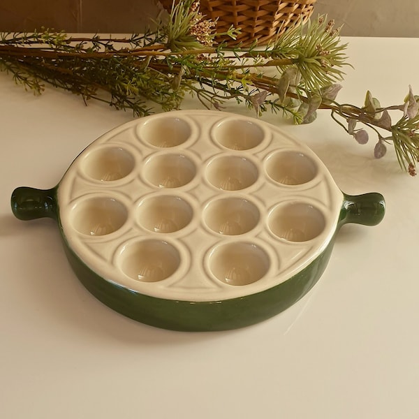 Assiette à escargots française vintage en céramique émaillée beige et vert sapin