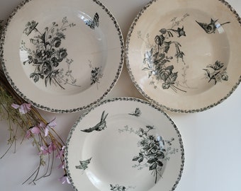 Assiettes motifs floraux, oiseaux, papillons en terre de fer vintage français, lot de 3