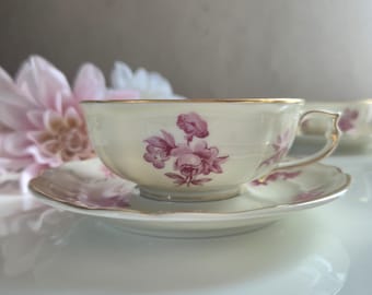 Bernardaud, 6 tazas y 6 platillos, porcelana de Limoges, Francia, década de 1930, pequeño estampado floral rosa, bordes dorados.