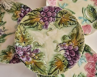 Set aus 4 Majolika-Tellern aus Onnaing aus dem frühen 20. Jahrhundert, dekoriert mit Erdbeeren und Trauben, antike Engobenkeramik, Frankreich