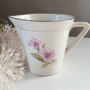 Jarra de leche francesa, cremera de porcelana vintage de Moulin des Loups, Orchies, Francia, con decoración floral en ambos lados.