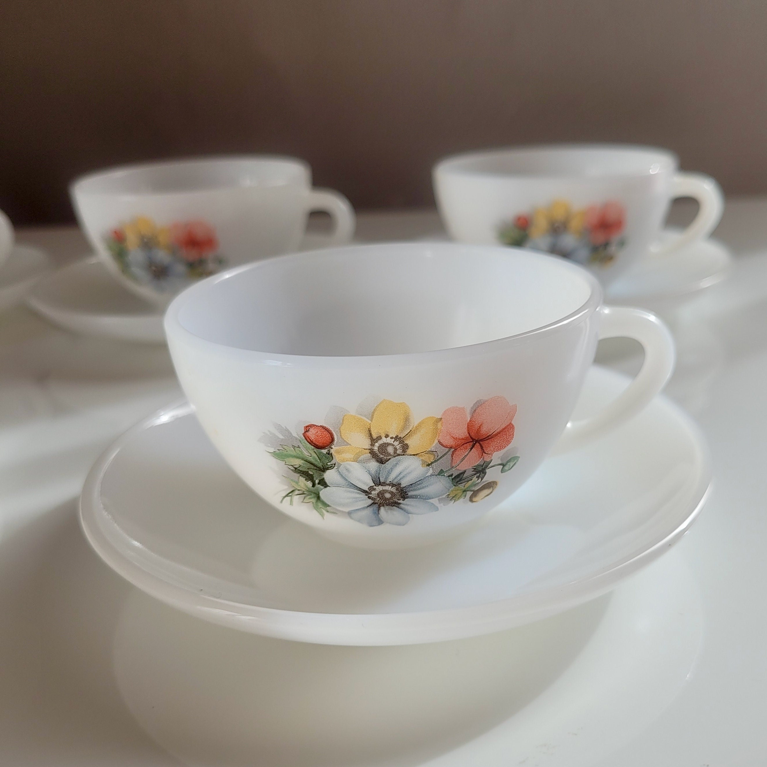 Plat Rond Arcopal Vintage 1978 - Décor Anémones - Occasion (petites Rayures)