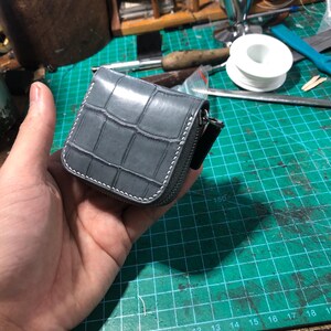Monedero de piel de cocodrilo hecho a mano / Monedero pequeño con cremallera para hombre / Monedero compacto / Regalo para él
