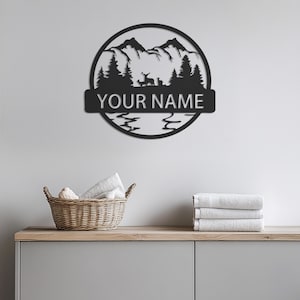 Decorazione murale in metallo con scena di montagna personalizzata e cervo, cartello "Forest Home" per soggiorno o baita, regalo personalizzato con decorazioni naturali per lui, decorazione murale