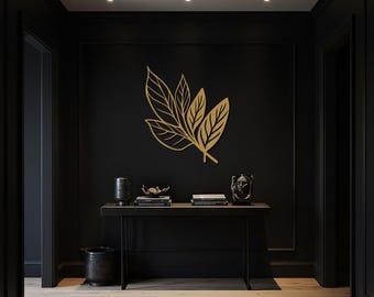 Puede incluir: Un arte mural de hojas doradas adorna una pared negra en un pasillo. Una consola de madera oscura exhibe objetos decorativos, incluyendo un jarrón, un cuenco pequeño, libros y un busto. El suelo es de madera clara.