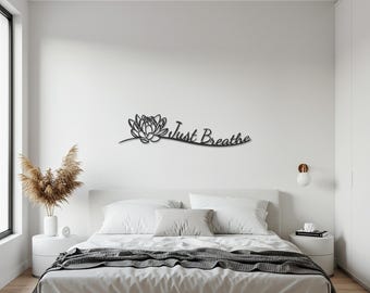 Just Breathe metalen muurkunst, minimalistisch citaatdecor lotusbloem, motiverend stalen bord voor een rustige sfeer, yoga- en meditatieruimtes