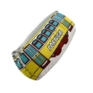 Puede incluir: Una funda para la cabeza del palo de golf con un diseño de tranvía amarillo y la palabra "PORTUGAL" en blanco. El tranvía tiene ventanas azules y ruedas rojas, sobre un fondo blanco.