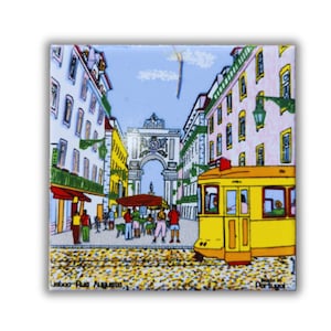 Puede incluir: Una ilustración colorida de una escena callejera en Lisboa, Portugal. La imagen presenta un tranvía amarillo, un gran arco y varios edificios con ventanas y balcones. El texto "Lisboa - Rua Augusta" y "Portugal" es visible en la parte inferior de la imagen.