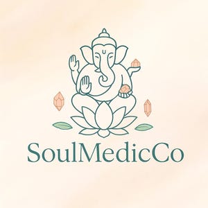 Pu&ograve; includere: Un logo con un contorno verde acqua della divinit&agrave; ind&ugrave; Ganesha seduto su un fiore di loto, che tiene dei cristalli. Il testo "SoulMedicCo" &egrave; sotto l'illustrazione in verde acqua. Lo sfondo &egrave; di un morbido bianco sporco.