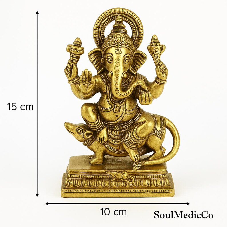 Op de afbeelding: Goudkleurig beeld van de hindoe-godheid Ganesha, zittend op een rat. Het beeld is 15 cm hoog en 10 cm breed. Ganesha wordt afgebeeld met een olifantenkop en meerdere armen, die verschillende voorwerpen vasthouden. De basis is rechthoekig en gedetailleerd.