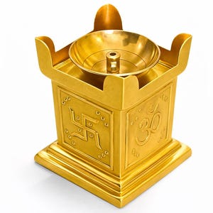 Puede incluir: Un altar religioso dorado de forma cuadrada con un pequeño cuenco en la parte superior. El altar presenta símbolos en relieve y el número "30" en sus lados. La base es cuadrada y el diseño general es ornamentado y detallado.