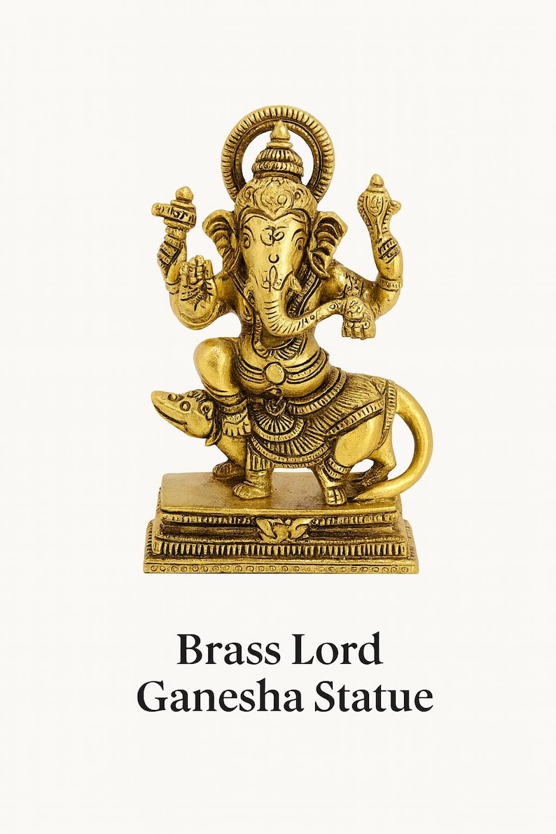 Op de afbeelding: Een messing Lord Ganesha-beeld. Het gouden beeld toont Ganesha zittend op een rat, met ingewikkelde details. Het beeld staat op een rechthoekige basis, en de tekst "Brass Lord Ganesha Statue" staat eronder.