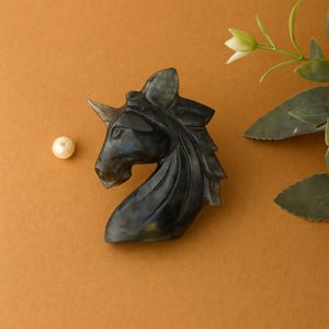 Figura de unicornio de labradorita, piedra preciosa mágica hecha a mano para decoración del hogar. Unicornio de piedra preciosa hecho a mano, decoración de piedra curativa, regalo de Navidad para el hogar.