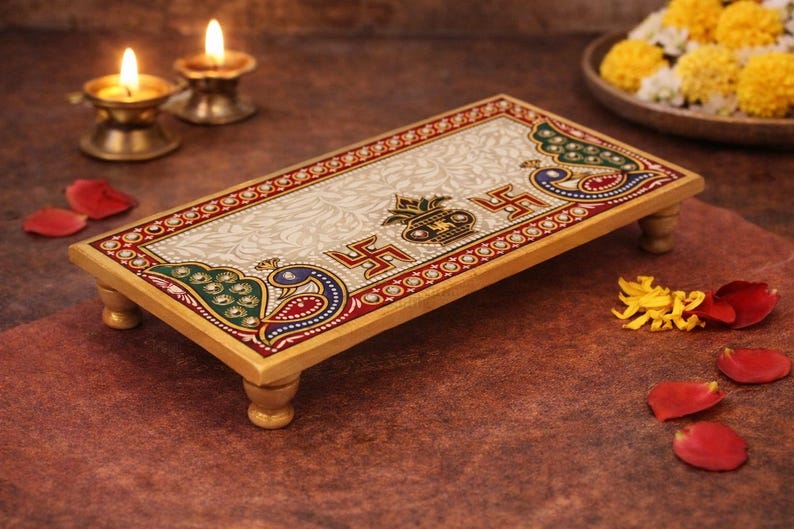 Pu&ograve; includere: Una tazza di ceramica bianca con un manico nero e la scritta "But First, Coffee" in nero, con un carattere a mano. La tazza &egrave; su una superficie bianca.