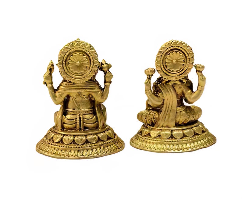 Pode incluir: Duas est&aacute;tuas douradas de uma divindade, provavelmente Lakshmi, s&atilde;o retratadas. Cada est&aacute;tua est&aacute; sentada em pose meditativa, com detalhes intrincados nas roupas e ornamentos. As est&aacute;tuas t&ecirc;m um design semelhante a um halo atr&aacute;s da cabe&ccedil;a. A base &eacute; decorada com um padr&atilde;o floral.