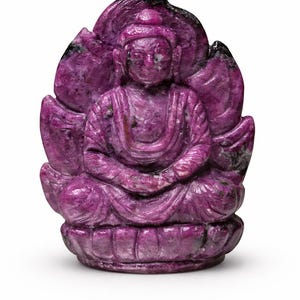 Rubin Zoisit Buddhastaty | Handsnidad kristall Buddha-idol | Meditationsdekor | Helande kristallgåva | Andlig heminredning | SoulMedicco