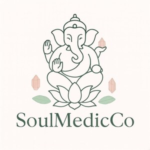 Op de afbeelding: Een logo met een donkergroene omtrek van een zittende Ganesh-figuur in lotushouding. De afbeelding bevat twee roze kristallen, twee groene bladeren en de tekst "SoulMedicCo" in donkergroen op een witte achtergrond.