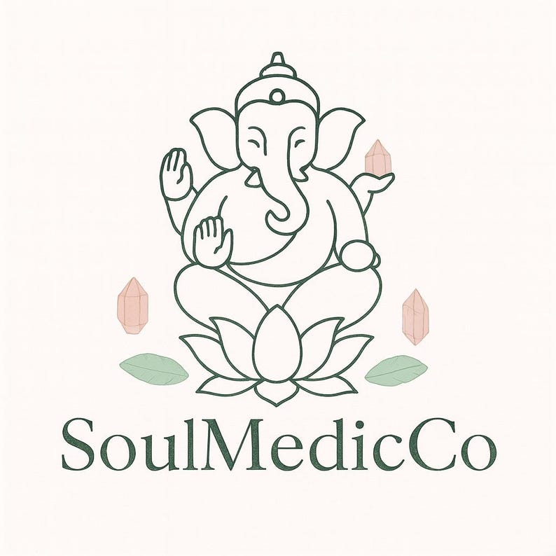 Op de afbeelding: Een logo met een donkergroene omtrek van een zittende Ganesh-figuur in lotushouding. De afbeelding bevat twee roze kristallen, twee groene bladeren en de tekst "SoulMedicCo" in donkergroen op een witte achtergrond.