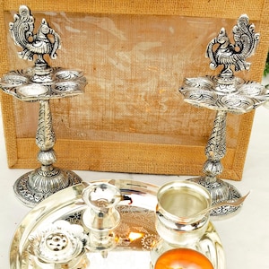 Retourgeschenken- Duits zilveren budgetvriendelijke Pooja-set met antiek pauw diya-paar Decoratie Traditioneel gevoel, cadeaus voor haar, huwelijkscadeau