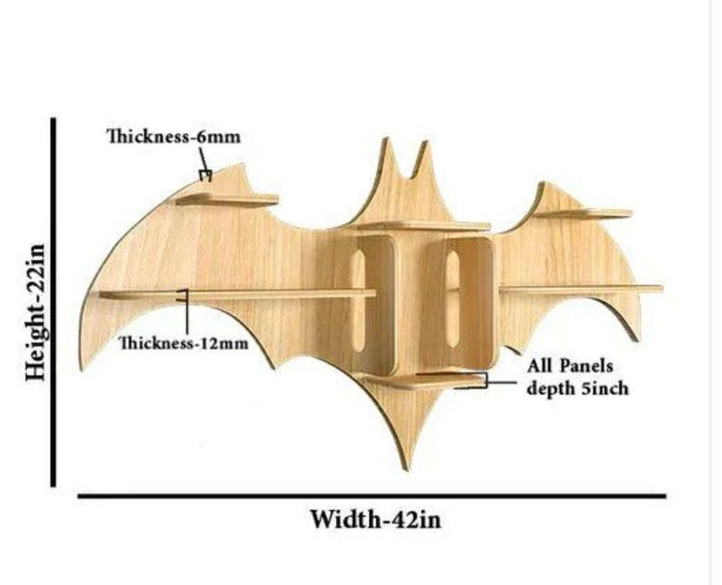 Pu&ograve; includere: Mensola a muro in legno a forma di pipistrello con cinque ripiani. La mensola &egrave; alta 56 cm, larga 107 cm e ha una profondit&agrave; di 13 cm. La mensola &egrave; realizzata in legno naturale e ha un colore marrone chiaro.
