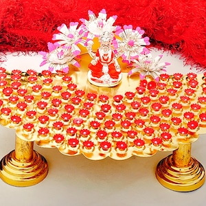 Retourgeschenken: puur Duits zilver vergulde standaard met 108 bloemen en laxmi-idool Grote en kleine bloemen